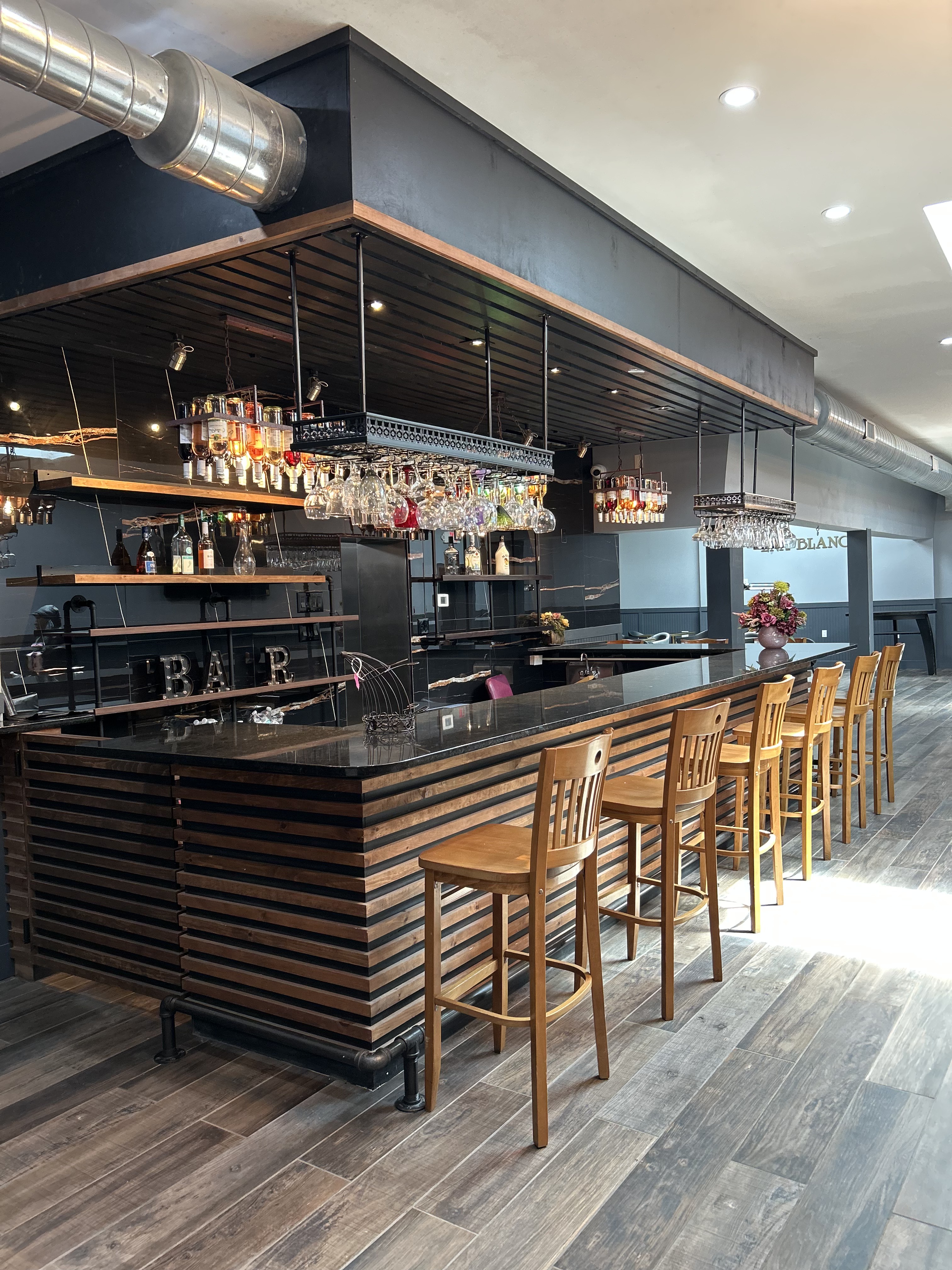 EnaBlanche bar full view
